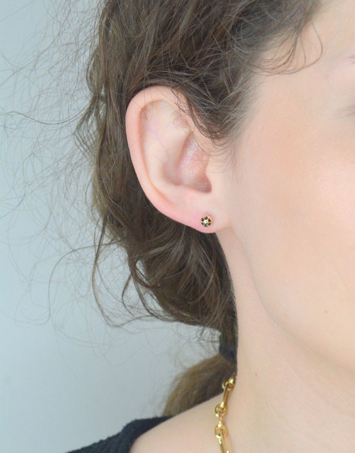 Kolczyki złote wkrętki kulki złoto czarne, próba 375 KL 6317 375. Kolczyki damskie małe kuleczki złote. Kolczyki złote na prezent. Małe złote kolczyki. Złota biżuteria damska.1.jpg